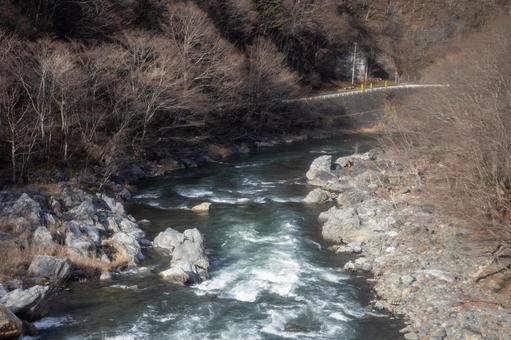 上流の岩だらけの流れの速い川 山,冬,風景の写真素材