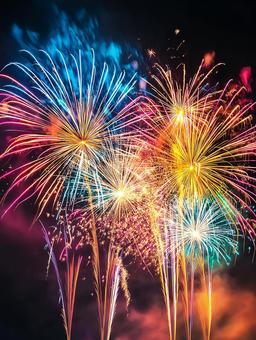 カラフルでダイナミックな夏祭りの花火大会 カラフルでダイナミックな夏祭りの花火大会の写真