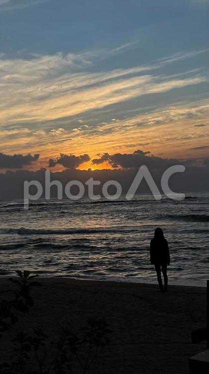 日の出と海と人影 空,風景,曇りの写真素材