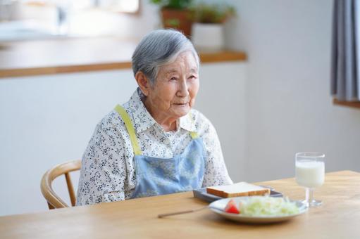 朝食を前に微笑んでいる女性 女性,食事,朝食の写真素材