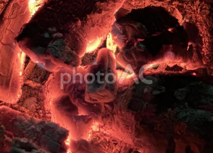 焚き火の薪 焚き火,薪,キャンプの写真素材
