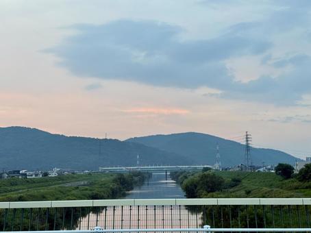 福井の夕方の河川敷 雲が多い 福井の夕方の河川敷 雲が多いの写真