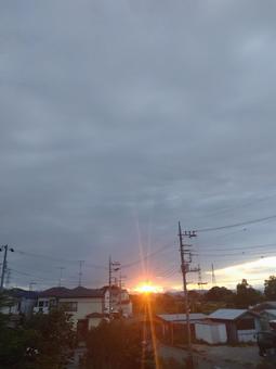 住宅街の夕暮れ 住宅街の夕暮れ 夕暮れ,住宅街,家の写真素材