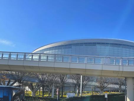 青空と未来的な巨大ガラス建築 建築,建物,現代建築の写真素材