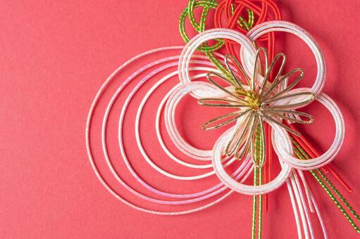 赤背景に映える水引飾りの上品な花モチーフ 水引,飾り,花の写真素材