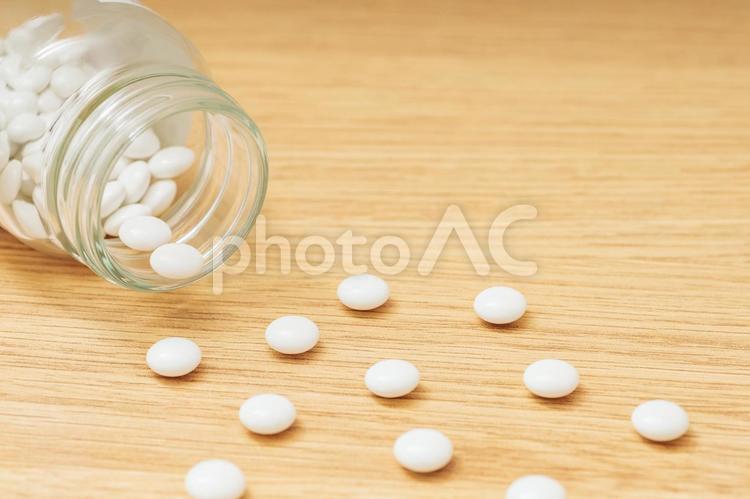 薬の瓶から白色の錠剤 薬,医薬品,内服薬の写真素材