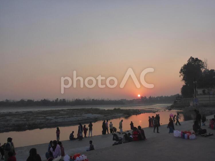 ガンジス川の夕陽と人々 ガンジス川,ガンガー,インドの写真素材