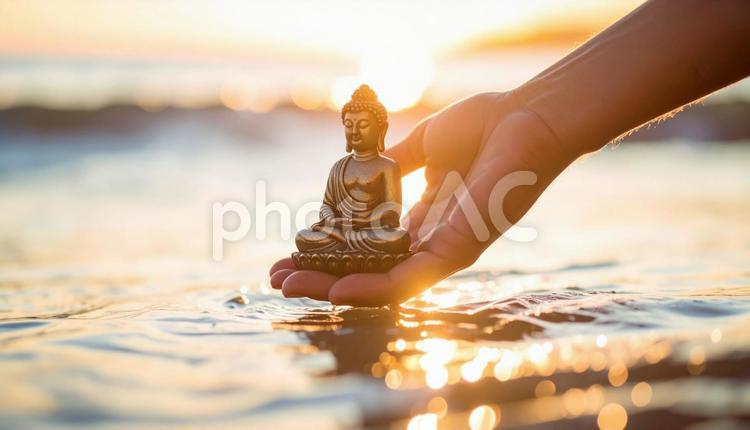 海を漂う仏像を拾い上げる男の手 仏像,手,水の写真素材