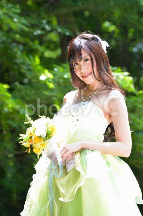 ウエディングドレスを着た女性 a206 bridal,love,お姉さんの写真素材