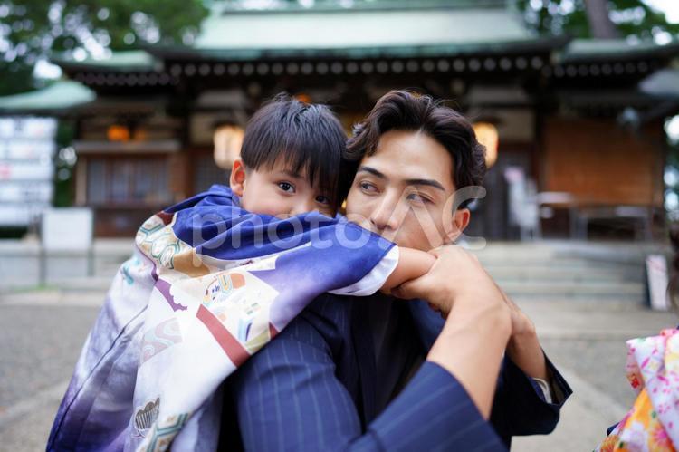 青い羽織を着た男の子と笑顔の父親 七五三,お参り,七五三参りの写真素材