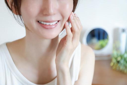 笑顔の女性 スキンケア 笑顔の女性 スキンケア 女性,笑顔,口元の写真素材