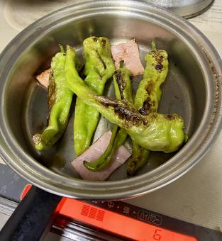 甘唐辛子とベーコン 甘唐辛子とベーコン ベーコン,唐辛子,丸焼きの写真素材