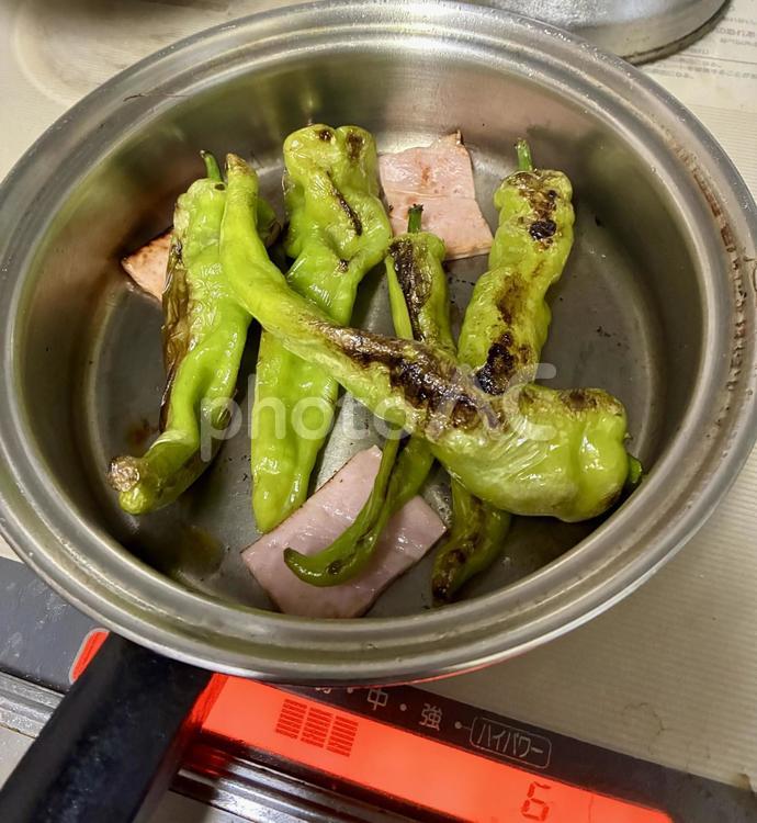 甘唐辛子とベーコン ベーコン,唐辛子,丸焼きの写真素材