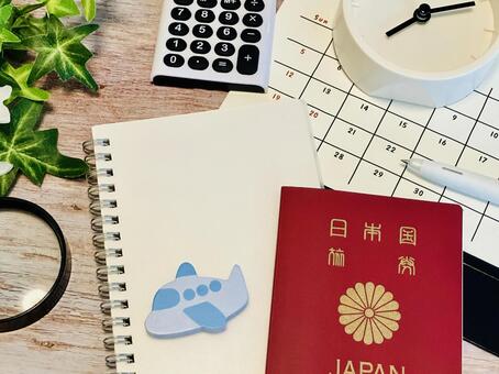 海外旅行の準備をする（コピースペース有） 海外旅行,パスポート,飛行機の写真素材