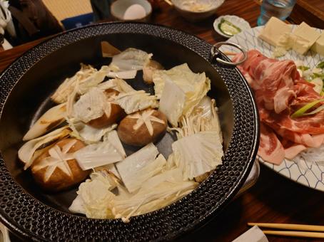 すき焼き すき焼き すき焼き,鉄鍋,しいたけの写真素材