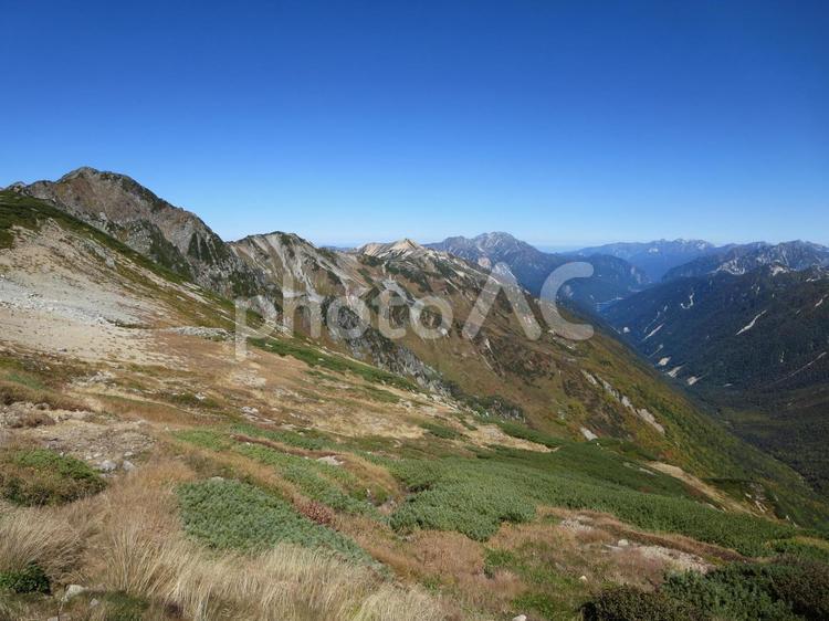 水晶小屋付近から遠く黒部湖を臨む 山,登山,北アルプスの写真素材