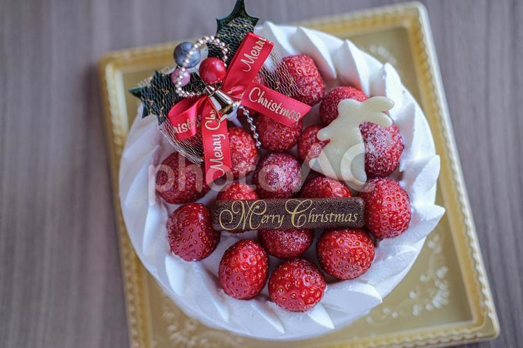 いちごたっぷりのクリスマスケーキ クリスマス,クリスマスケーキ,サンタの写真素材