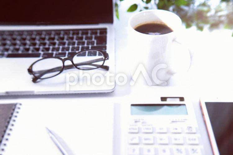 コーヒーとパソコン、ビジネス、デスク周り 朝,仕事,ビジネスの写真素材