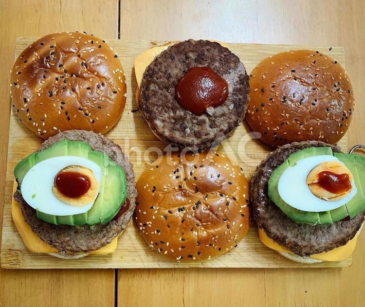 アボカドとゆで卵の手作りハンバーガー ハンバーガー,アボカド,ゆで卵の写真素材