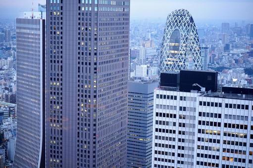 夕暮れの摩天楼と高層ビル群 夕暮れの摩天楼と高層ビル群 都市,街,ビルの写真素材