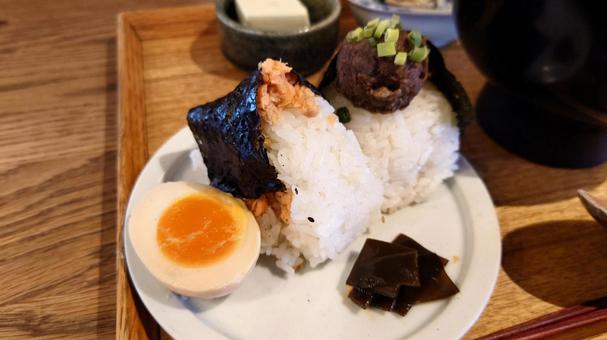 おにぎり おにぎり,コメ,ゆで卵の写真素材