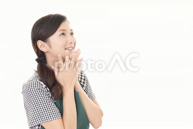 エプロンを着た笑顔の女性 女性,女,主婦の写真素材