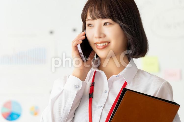 スマホで話す笑顔のビジネスウーマン 女性,ビジネス,スマホの写真素材