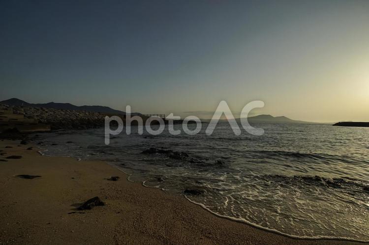 ※＜五島の風景＞多郎島海水浴場の朝と鬼岳 海,砂浜,海岸の写真素材