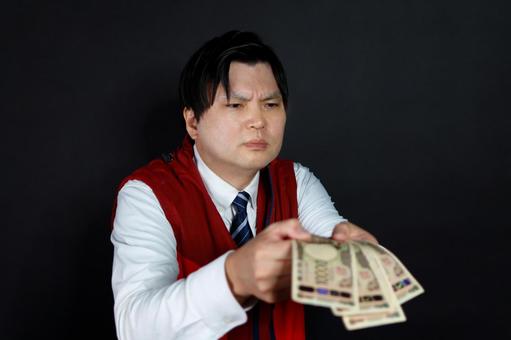 日本円を差し出す男性 日本円を差し出す男性 男性,日本円,お金の写真素材