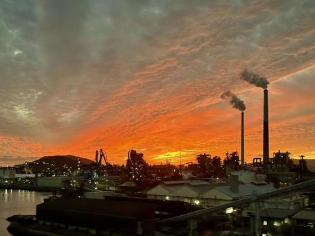 車窓からの夕日 夕日,夕焼け,工場の写真素材