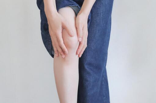 膝を抑える女性の手元　痛み 膝,痛み,膝関節の写真素材