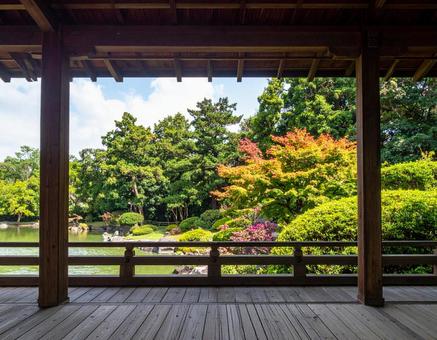 縁側から覗く日本庭園 縁側から覗く日本庭園の写真