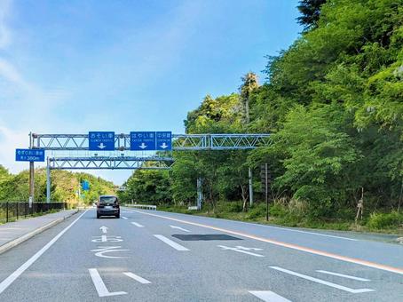W「登坂車線」 ~道路標識&道路標示~ W「登坂車線」 ~道路標識&道路標示~ 道路標識,道路標示,登坂車線の写真素材