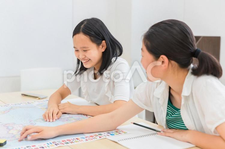 学校で友達と勉強する子供（夏期講習） 夏期講習,アクティブラーニング,友達の写真素材
