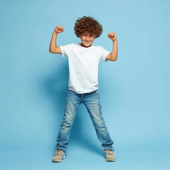 興奮と喜びを表す、明るい表情の子供 興奮と喜びを表す、明るい表情の子供の写真