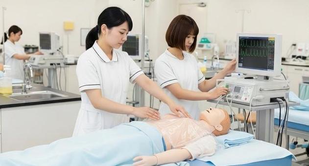 学校で実習をするアジア人看護学生 学校で実習をするアジア人看護学生の写真