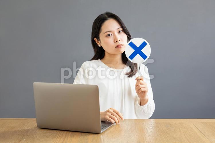 バツ印を出すPC前のアジア人女性01 ビジネス,pc,女性の写真素材