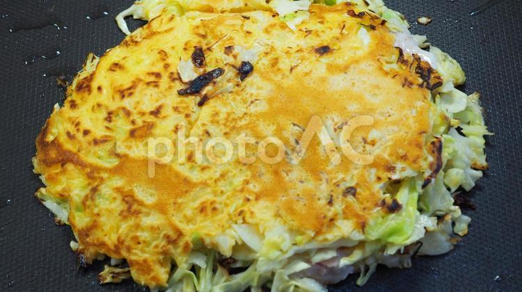 お好み焼きを焼く お好み焼き,ホットプレート,焼くの写真素材