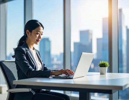 リモートワーク女性 明るいホームオフィス リモートワーク女性 明るいホームオフィスの写真