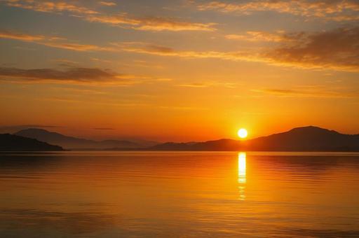 湖に沈む夕日 湖に沈む夕日の写真