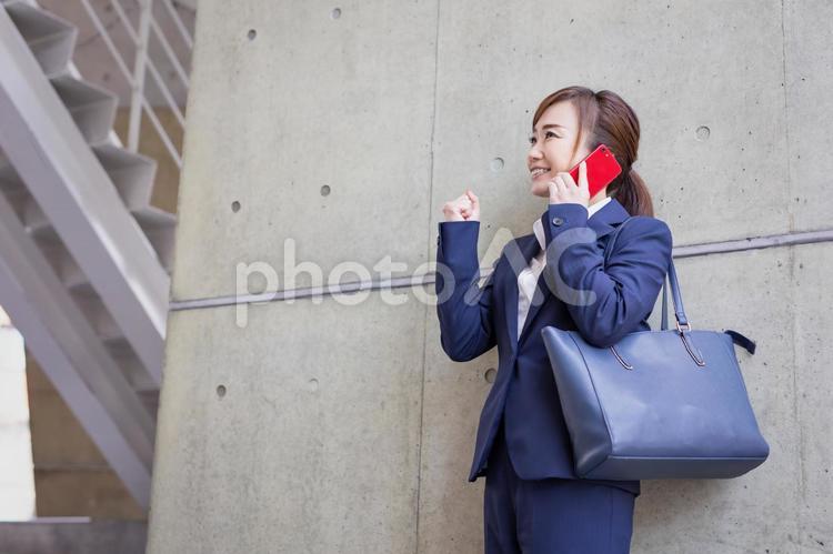 外回りする会社員 ビジネスウーマン,スマホ,契約の写真素材