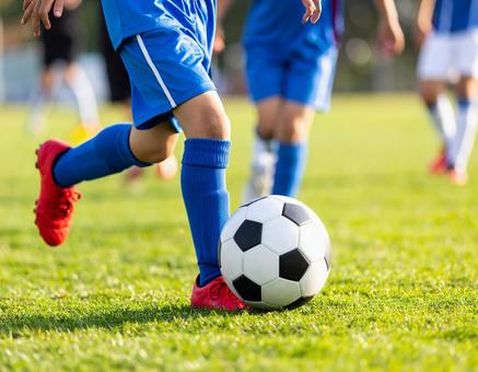 サッカー少年の練習風景 サッカー少年の練習風景の写真