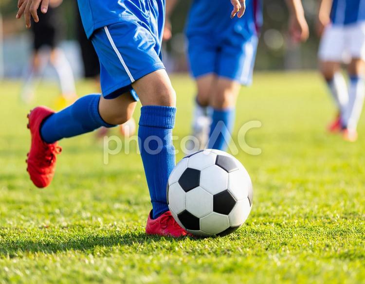 サッカー少年の練習風景 サッカー,倶楽部,クラブの写真素材