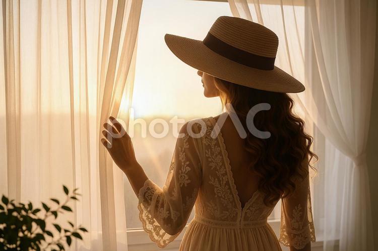 窓辺と帽子の女性の後ろ姿 女性,帽子,ワンピースの写真素材