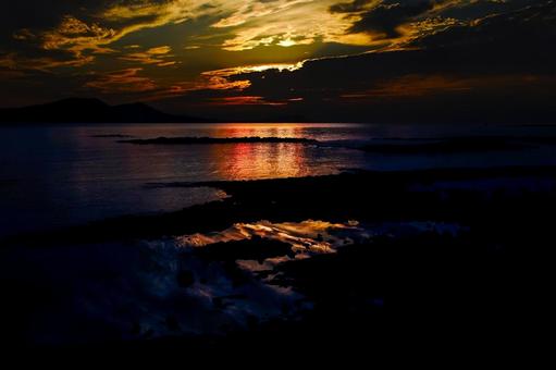 <Goto scenery> Reflection of the ocean at dawn, JPG