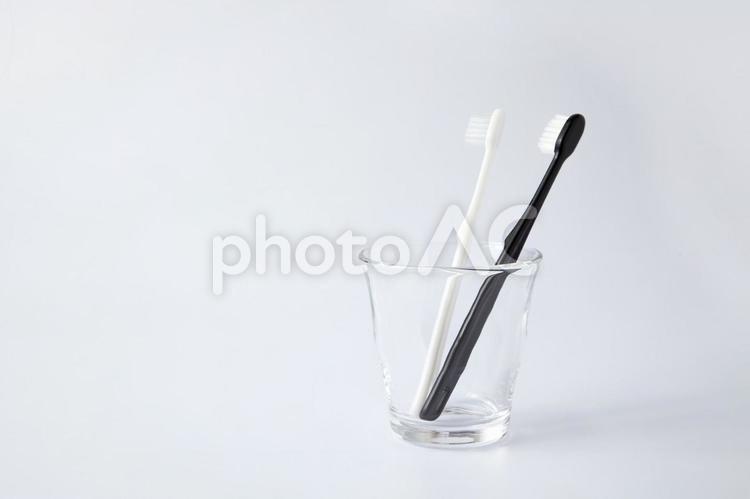 白と黒の歯ブラシとグラス 白背景 歯ブラシ,歯磨き,ブラシの写真素材