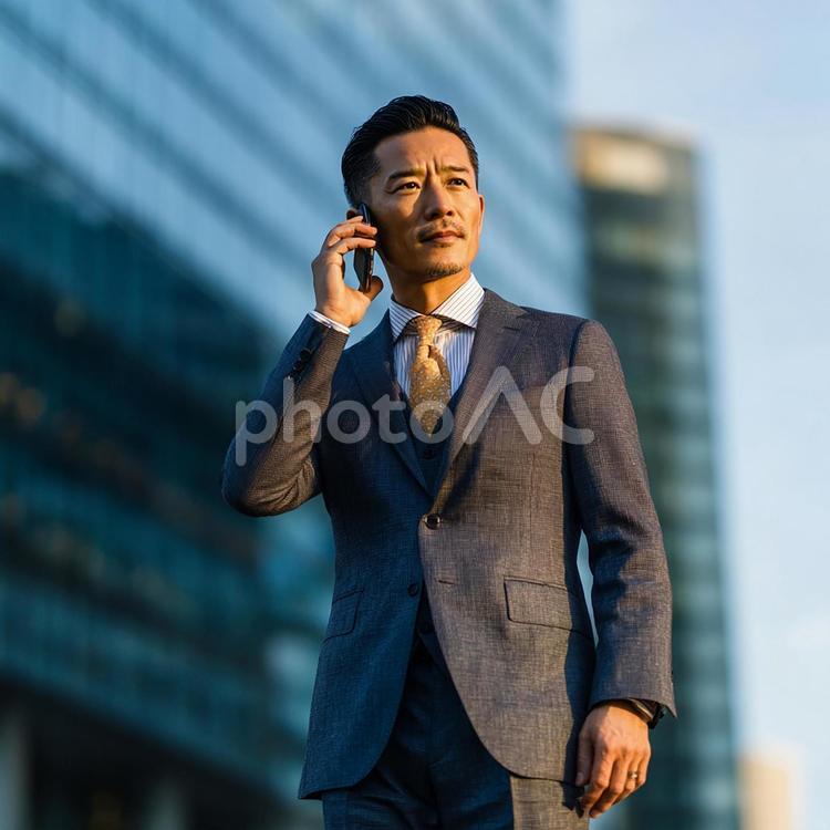 ビジネスシーン：電話中の日本人会社員 日本人,ビジネスマン,男性の写真素材