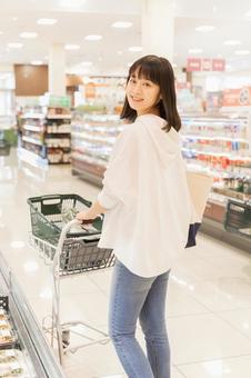 スーパーで買物をする若い女性 スーパーで買物をする若い女性 スーパー,女性,日本人の写真素材
