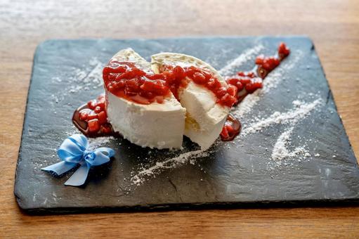 ブルーリボンが可愛いケーキプレート ブルーリボンが可愛いケーキプレート ケーキ,リボン,誕生日の写真素材