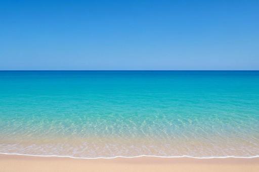 透明感ある青い海と砂浜・リゾート・ビーチ 透明感ある青い海と砂浜・リゾート・ビーチの写真